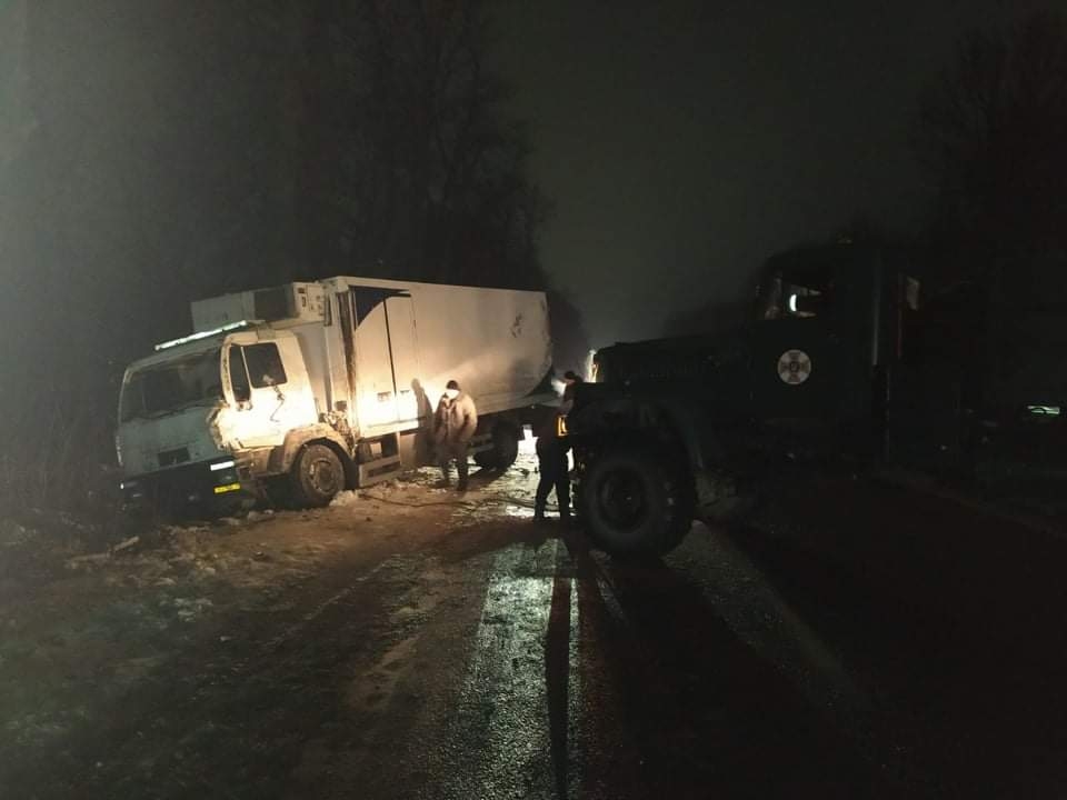 У Вінницькому районі через ожеледицю перекинулась багатотонна вантажівка