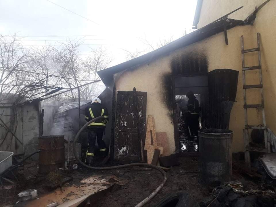 В Луці-Мелешківській вогнеборці гасили пожежу в гаражі