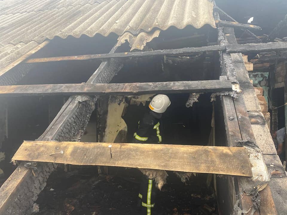 У Вінниці мешканці приватного будинку через пожежу залишились без даху над головою