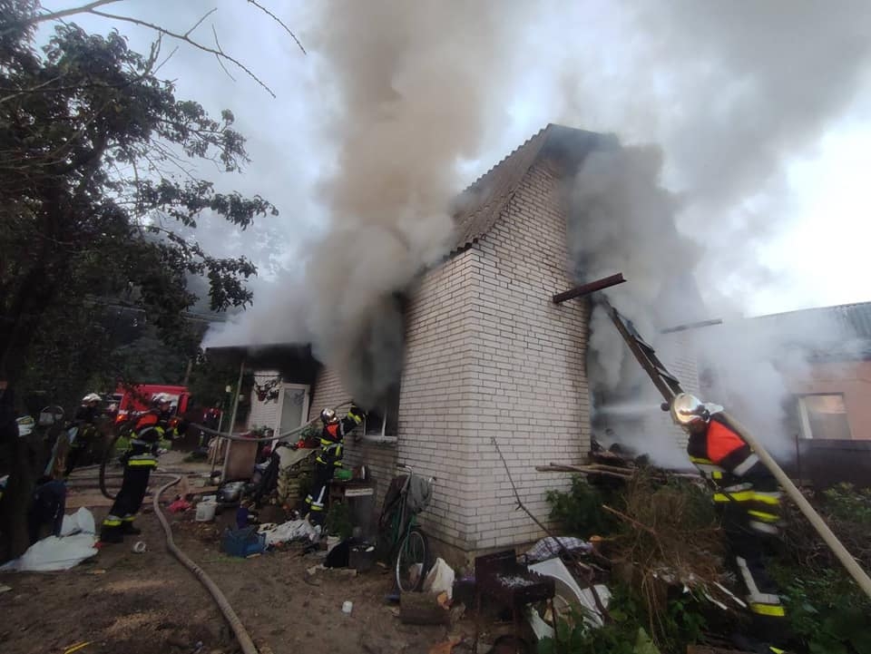 В Агрономічному рятувальники гасили пожежу в приватному будинку