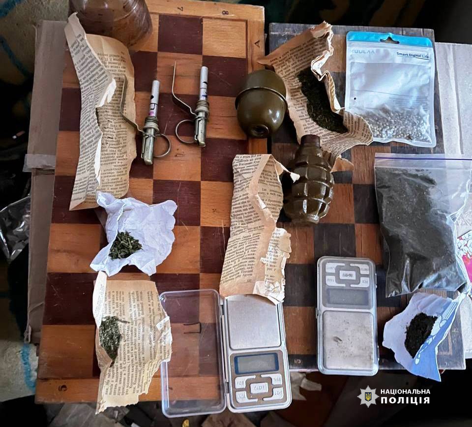 У жителя Вінницького району вилучили чотири гранати та наркотики