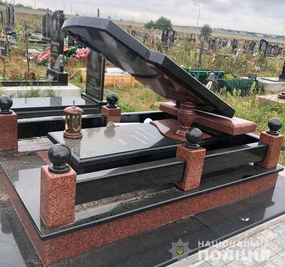 Поліція з’ясовує хто потрощив пам’ятники на Сабарівському кладовищі – буревій чи вандали