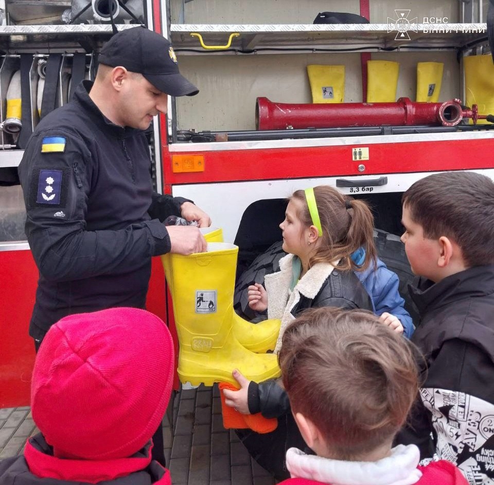 На екскурсію до пожежно-рятувального підрозділу Томашполя завітали школярі