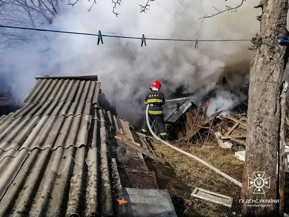 У Жмеринці рятувальники загасили пожежу - горіла надвірна споруда