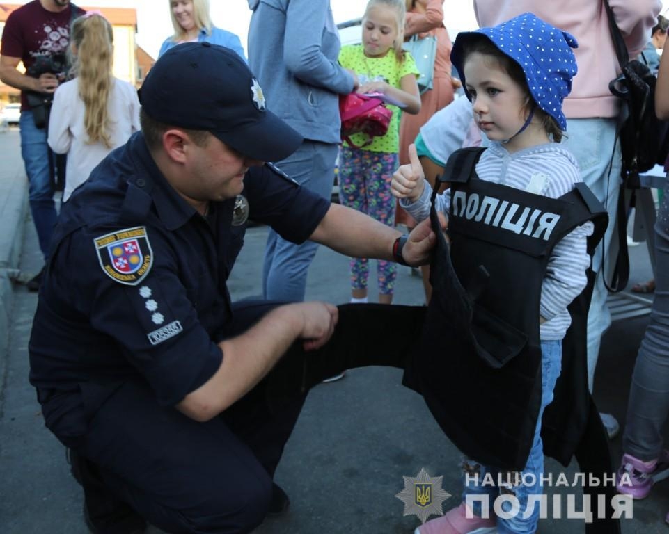 У Вінниці до Дня знань поліцейські влаштували свято для дітей