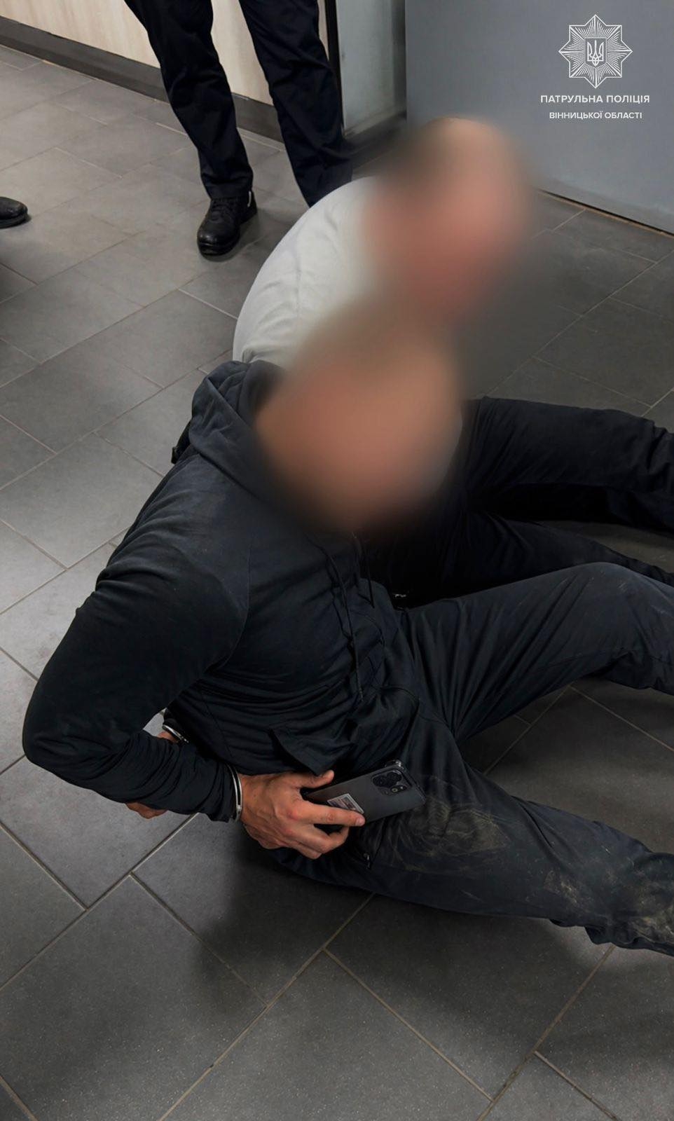 По три протоколи на кожного: у Вінниці патрульні вгамували двох агресивних хуліганів