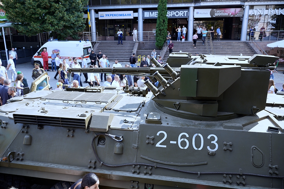 На виставці "На захисті Незалежності" вінничанам продемонстрували бронеавтомобіль "Отаман Петлюра"