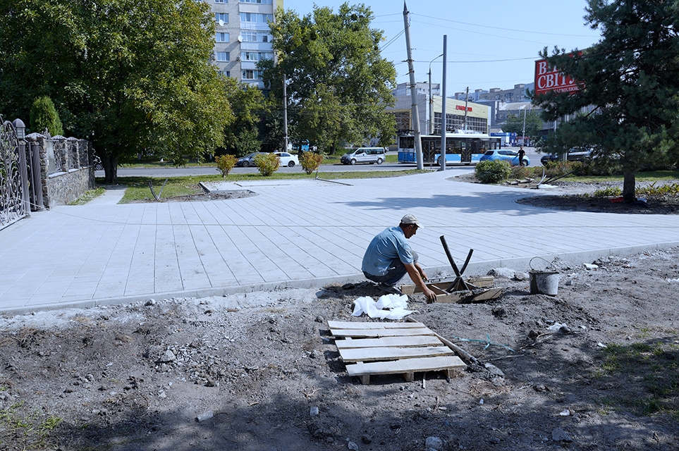 У Вінниці на місці, де встановлять перший в Україні пам'ятник Любомиру Гузару, кладуть плитку та монтуватимуть освітлення