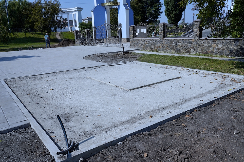 У Вінниці на місці, де встановлять перший в Україні пам'ятник Любомиру Гузару, кладуть плитку та монтуватимуть освітлення