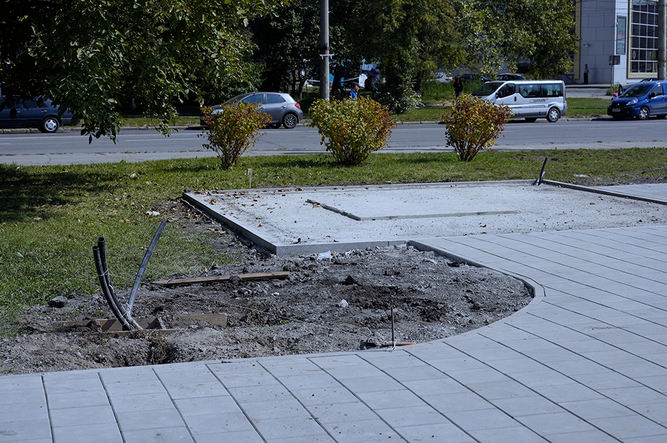 У Вінниці на місці, де встановлять перший в Україні пам'ятник Любомиру Гузару, кладуть плитку та монтуватимуть освітлення