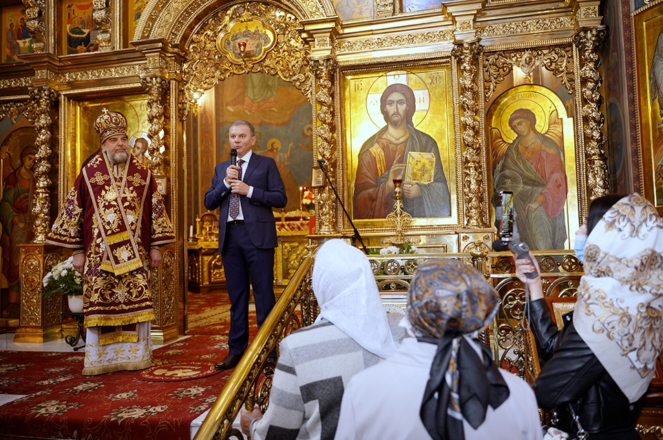 День міста розпочався з молебню за Вінницю, підняттям Прапора міста та презентацією Почесних відзнак