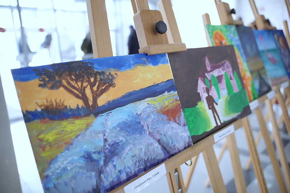 "Запали місто синім": у Вінниці відкрилась виставка картин, авторами яких є діти з інвалідністю