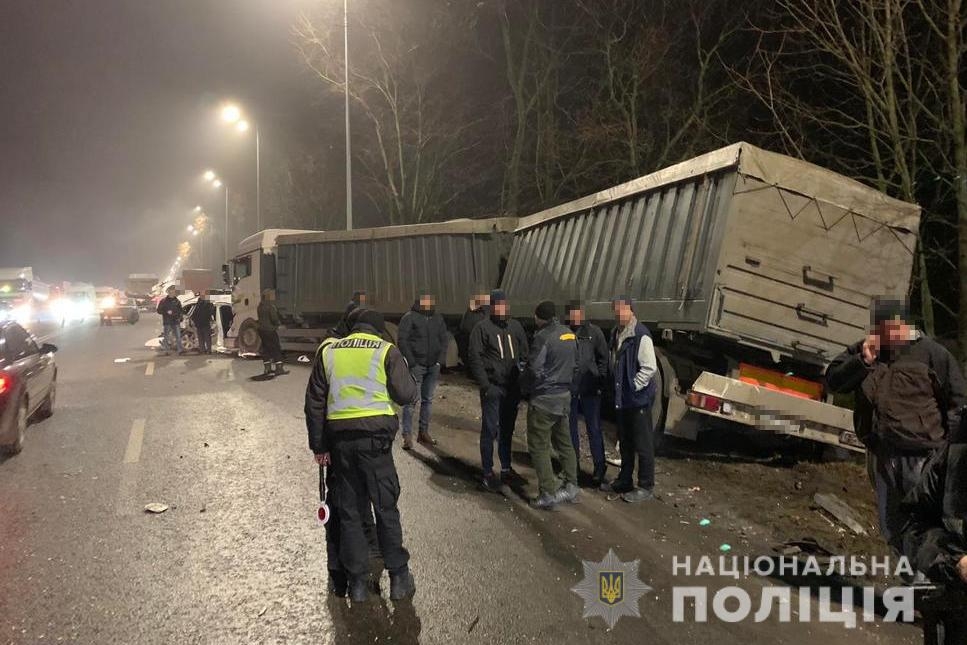 Потрійна ДТП неподалік Вінниці: двоє травмованих та один загиблий