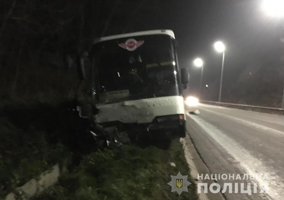 На Вінниччині зіткнулись Opel та пасажирський автобус: одна людина загинула