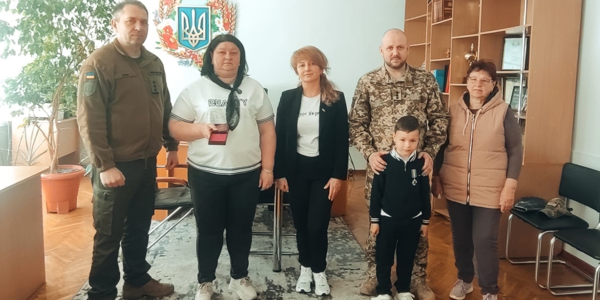 Дружині та сину загиблого прикордонника з Вінниччини вручили орден "За мужність"