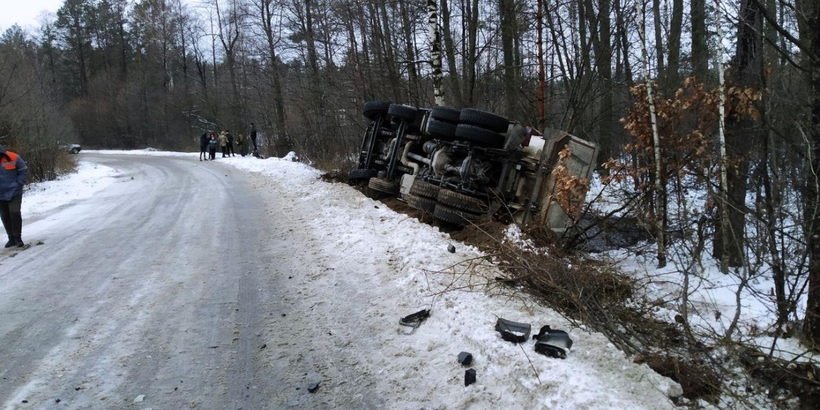 На Рівненщині після аварії перекинулась вінницька вантажівка
