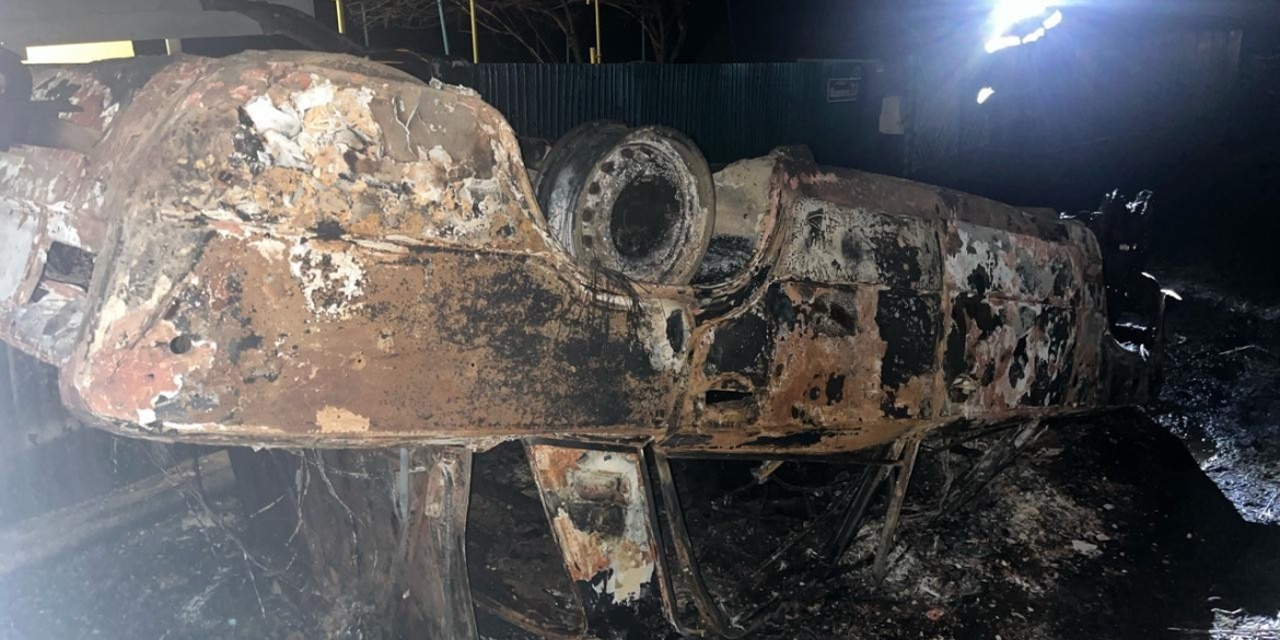 На Вінниччині ВАЗ з'їхав у кювет - автомобіль згорів, водій загинув