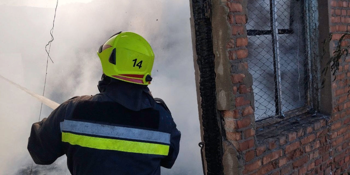 У Брацлаві сталася масштабна пожежа - горіло приміщення столярного цеху
