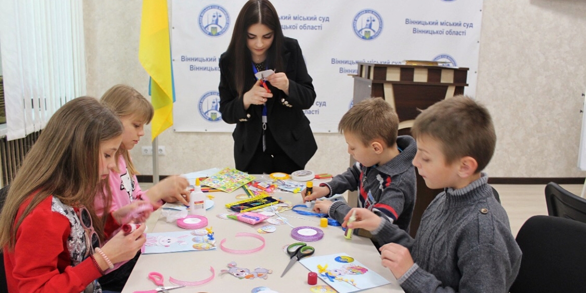 У Вінницькому міському суді відбулась "Великодня майстерня" для діток з центру реабілітації