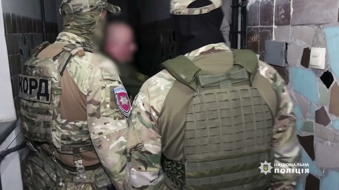 Embedded thumbnail for Вінницькі поліцейські викрили засудженого — ошукував українців із-за ґрат