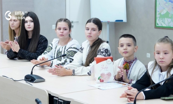 «Без сліз читати неможливо» у Вінниці нагородили авторів найзворушливіших листів полеглим Героям «Без сліз читати неможливо» у Вінниці нагородили авторів найзворушливіших листів полеглим Героям
