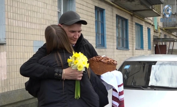 «Телефон випав із рук» як вінничанин дізнався про повернення брата-героя та що довелося пройти захиснику «Телефон випав із рук» як вінничанин дізнався про повернення брата-героя та що довелося пройти захиснику