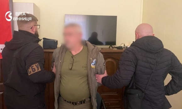 10 000 $ за «послуги» на Вінниччині військового підозрюють в організації незаконного виїзду чоловіків за кордон 10 000 $ за «послуги» на Вінниччині військового підозрюють в організації незаконного виїзду чоловіків за кордон