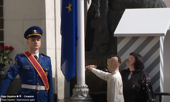 11-річний Роман Олексів, який вижив після ракетного удару по Вінниці, підняв прапор ЄС біля Верховної Ради 11-річний Роман Олексів, який вижив після ракетного удару по Вінниці, підняв прапор ЄС біля Верховної Ради