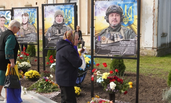 18 портретів захисників у Стадниці з'явилося місце пам'яті про полеглих односельців 18 портретів захисників у Стадниці з'явилося місце пам'яті про полеглих односельців