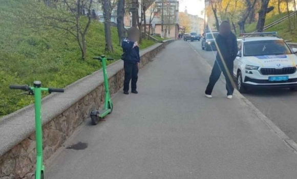 18-річний водій електросамоката збив пенсіонерку на тротуарі у центрі Вінниці 18-річний водій електросамоката збив пенсіонерку на тротуарі у центрі Вінниці