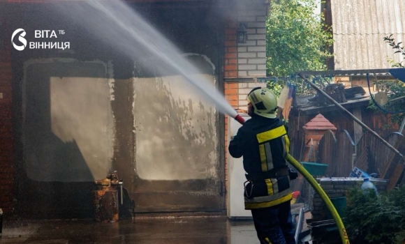18 рятувальників гасили пожежу приватного будинку у Вінниці 18 рятувальників гасили пожежу приватного будинку у Вінниці