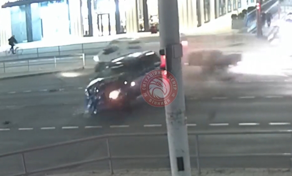 ДТП на Вишеньці: камери відеонагляду Вінниці зафільмували зіткнення  Mitsubishi та Opel