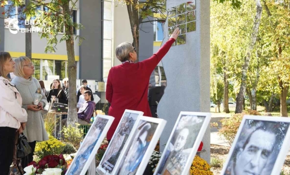 50 імен на шкільних стелах Вінниця вшанувала полеглих випускників ліцеїв №9, №12, №18 і №34 50 імен на шкільних стелах Вінниця вшанувала полеглих випускників ліцеїв №9, №12, №18 і №34