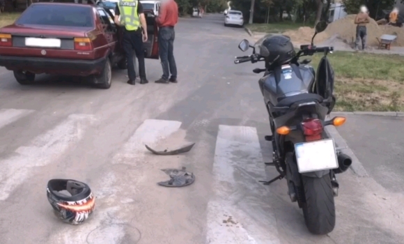 На вулиці Замостянській у Вінниці "не розминулись" авто та мотоцикл