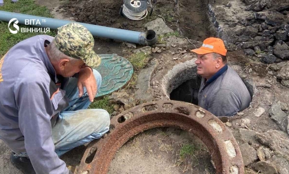 60 років без ремонту комунальники Калинівки врятували будинок і зберегли житло пенсіонерки 60 років без ремонту комунальники Калинівки врятували будинок і зберегли житло пенсіонерки