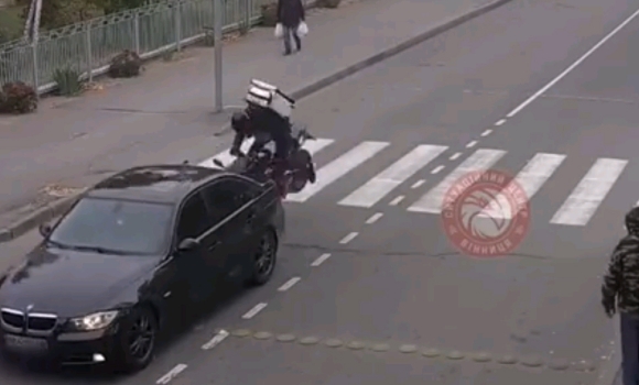 У Вінниці мотоцикліст "наздогнав" BMW: момент зіткнення потрапив на відео