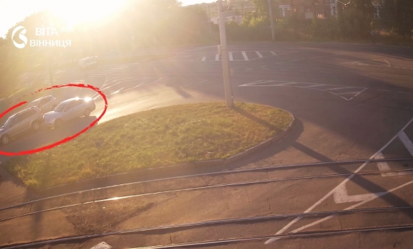Аварія на виїзді з Барського шосе два автомобілі зіткнулися на перехресті у Вінниці Аварія на виїзді з Барського шосе два автомобілі зіткнулися на перехресті у Вінниці