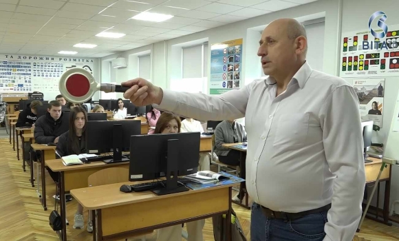 Авто на ручному керуванні та жодних порогів як працює найінклюзивніша автошкола Вінниччини Авто на ручному керуванні та жодних порогів як працює найінклюзивніша автошкола Вінниччини