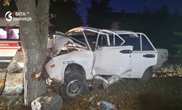 Авто на Вінниччині злетіло у кювет травмованого пасажира забрала швидка Авто на Вінниччині злетіло у кювет травмованого пасажира забрала швидка