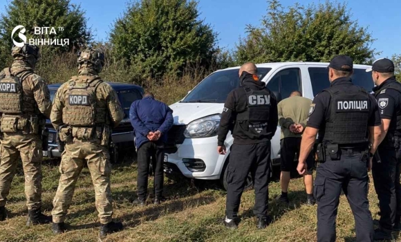 Автомати, гранати й кілограм вибухівки на Вінниччині затримали трьох торговців зброєю Автомати, гранати й кілограм вибухівки на Вінниччині затримали трьох торговців зброєю