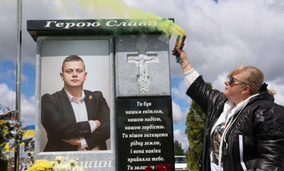 Автопробіг та море квітів зворушливе вшанування пам’яті молодого бійця «Люті» у Вінниці Автопробіг та море квітів зворушливе вшанування пам’яті молодого бійця «Люті» у Вінниці