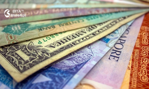 Банкноти гривні, долара США та євро під час підрахунку курсу валют Банкноти гривні, долара США та євро під час підрахунку курсу валют