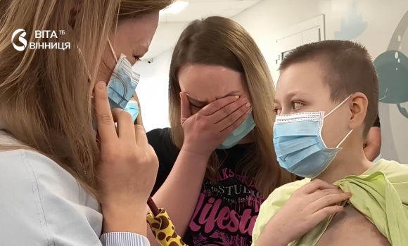 Батьки загиблої в ДТП дівчинки зустрілися з хлопчиком з Вінниччини, якому врятували життя Батьки загиблої в ДТП дівчинки зустрілися з хлопчиком з Вінниччини, якому врятували життя