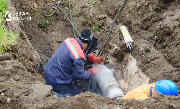 Без води до 2300 аварія на Келецькій залишила сухими понад пів сотні будинків у Вінниці Без води до 2300 аварія на Келецькій залишила сухими понад пів сотні будинків у Вінниці