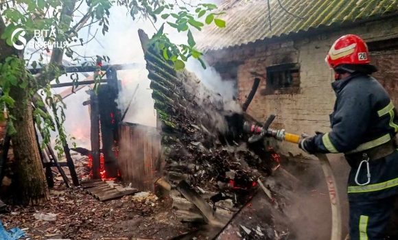 Блискавка спричинила дві пожежі на Вінниччині за добу Блискавка спричинила дві пожежі на Вінниччині за добу