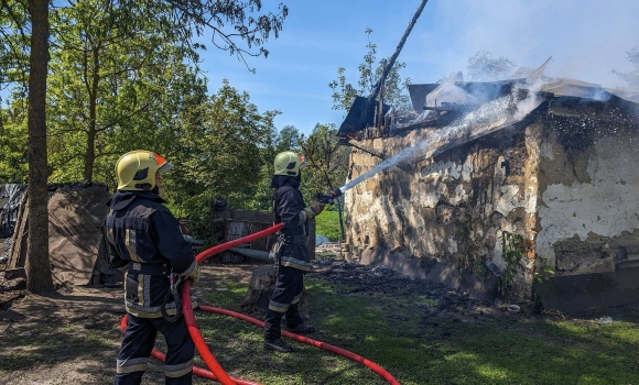 Через замикання загорілась господарча будівля у Хмільницькому районі