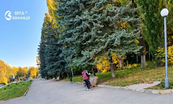До чотирьох кубометрів сміття за день скільки прибирають у Вишенському парку в теплу пору До чотирьох кубометрів сміття за день скільки прибирають у Вишенському парку в теплу пору