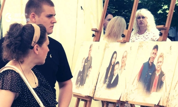 До Дня батька у Вінниці — виставка пам'яті 45 портретів Героїв разом з дітьми До Дня батька у Вінниці — виставка пам'яті 45 портретів Героїв разом з дітьми