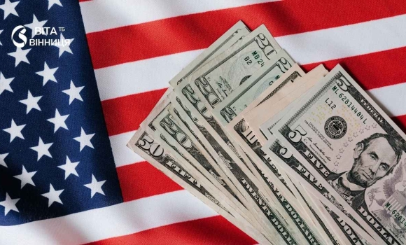 Порівняно з вихідними, коли діяв однаковий курс, 100 доларів за офіційним курсом подорожчали на 15,11 гривні — до 4520,21 гривні. Порівняно з вихідними, коли діяв однаковий курс, 100 доларів за офіційним курсом подорожчали на 15,11 гривні — до 4520,21 гривні.