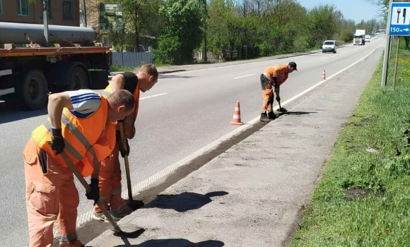 Дорожники Вінницької області розчистили водовідводи та прибордюрні зони Дорожники Вінницької області розчистили водовідводи та прибордюрні зони